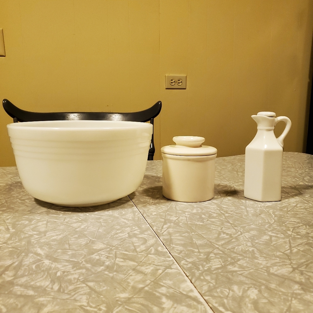 Pyrex - Set of 3 Kitchen Items